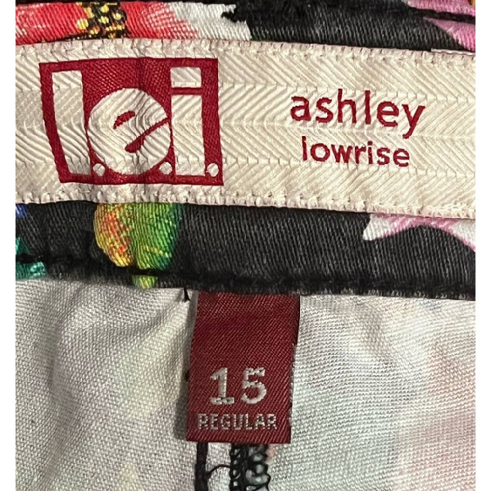 L.E.I. Junior Ashley Low Rise Black Floral Shorts Treat with Love Size 15 - Picture 3 of 6